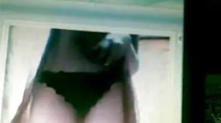 ساعد سكس عربي مترجم جديد صديقي على الاستيقاظ وسرعان ما مارس الجنس معها بجوار المرآة في الحمام