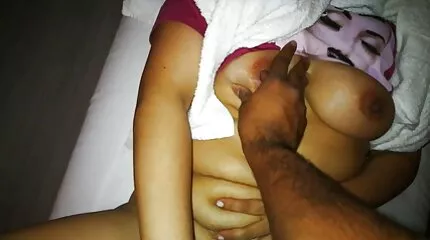 قمت بمد فطائرتي الرقيقة بالتمارين ، ثم فيديوهات سكس عربي جديد استمريت به بلطف.