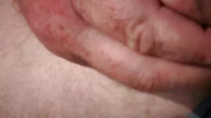 الشقراء افترقت مؤخرة العامل الأسود ودفعت له بلسان السكس العربي الجديد اللسان.