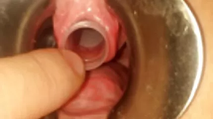 كتكوت فاسق مجعد يجلس على زوج من القضبان مع سكس عربي جديد واضح كل الثقوب في المقهى.